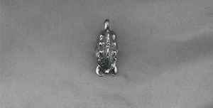 Détail d'un pendentif scarabée en argent antique avec texture à pointes et anneau