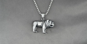 Détail du pendentif bouledogue en acier argenté avec une chaîne maille carrée