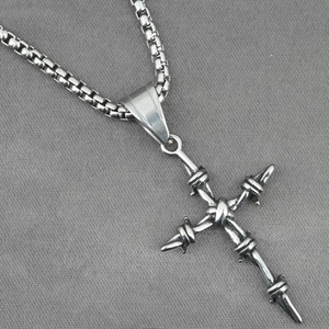 Ciondolo a croce in filo spinato d'acciaio argento con catena box in stile industriale