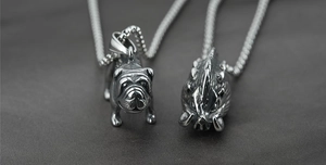 Macro de pendentifs bouledogue et sanglier en acier titane avec chaînes à billes