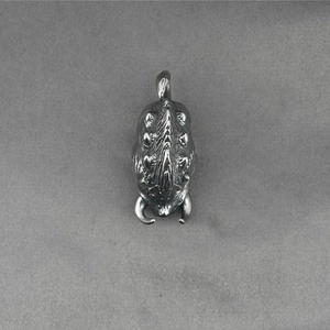 Pendentif insecte unique en acier titane argenté avec texture gothique et style sombre