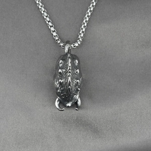 Collier avec pendentif scarabée en acier titane rétro et texture gothique