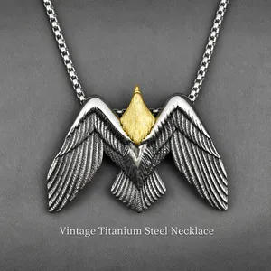 Collier Pendentif Aigle en Acier Titane Vintage pour Hommes Design Aile Bicolore Vieilli Bijoux de Mode Audacieux Accessoire Chaîne de Pull