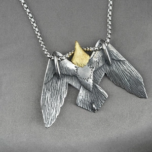 Collier pendentif aigle rétro avec ailes déployées en acier bicolore argent et or