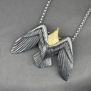 Collier rétro en acier inoxydable avec aigle à tête dorée et ailes argentées