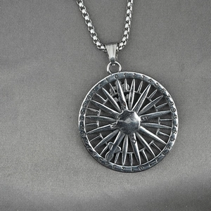 Collana vintage in acciaio inossidabile con pendente bussola, numeri incisi e punti cardinali