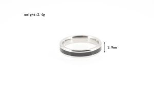 Detail view of titanium steel ring featuring 3.9mm width and 2.4g weight specifications