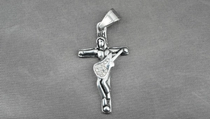 Gros plan du pendentif croix guitare avec gravures détaillées et cristaux blancs brillants