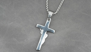 Détail du pendentif crucifix double couche en acier inoxydable argenté avec chaîne