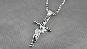 Détail du pendentif croix guitare argentée avec diamants et chaîne maille vénitienne