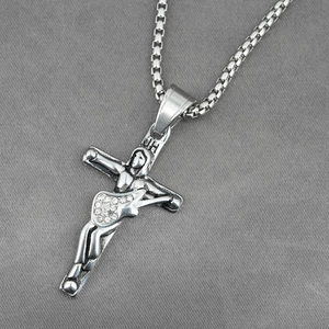 Collier pendentif guitare crucifix avec strass brillants sur une chaîne à perles fine