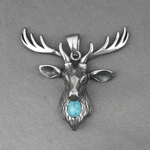 Pendentif tête de cerf vintage en acier titane serti d'une pierre turquoise naturelle
