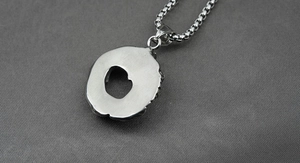 Vue détaillée du collier diable en acier titane argenté avec pendentif rond évidé poli