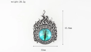 Dettaglio del ciondolo a fiamma con occhio malvagio dimensioni 43,6mm x 32mm e peso 26,2g