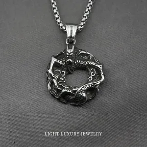 Collier Pendentif Cercle Dragon en Acier Inoxydable Vintage Hommes Relief Dragon Sculpté Rétro Bijoux Punk Hip Hop