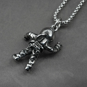 Retro titanium steel astronaut pendant necklace with industrial punk style and box chain