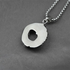 Collier diable argenté avec pendentif rond creux et chaîne box pour homme en titane