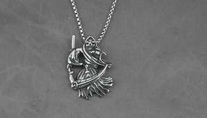 Detail van Gothic Magere Hein hanger en duurzame roestvrijstalen box-halsketting