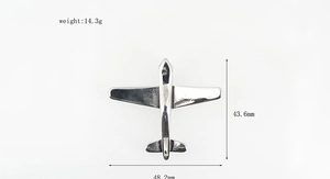 Détail du pendentif avion en acier titane avec longueur de 43,6 mm et poids de 14,3 g