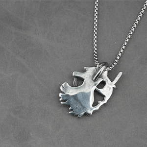 Vintage gotische herenketting met schedel en zeis in antieke zilveren afwerking