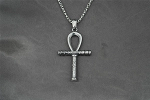 Nahaufnahme des silbernen Ankh-Anhängers mit Vintage-Struktur und Box-Kette