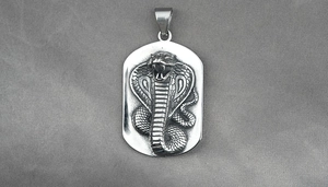 Detailansicht eines 3D-Kobra-Reliefanhängers aus Edelstahl im Vintage-Silber-Punk-Stil