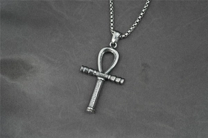 Detail des Ankh-Kreuz Anhängers in Retro-Silber mit gehämmerter Metallstruktur