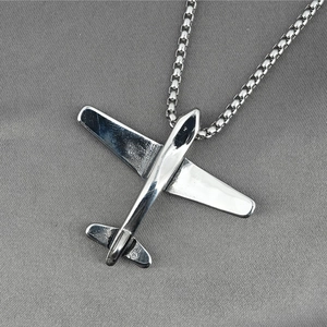 Collier vintage en acier titane pour homme avec pendentif avion argenté et chaîne box