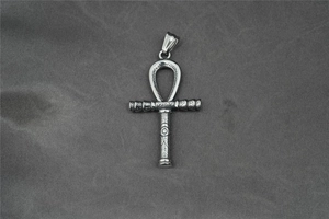 Detail eines antiken Ankh-Kreuz-Anhängers mit Horusauge-Gravur auf Leinenoberfläche