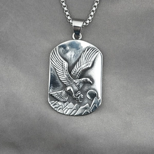 Vintage Herren-Halskette mit Adler-Relief aus robustem Titanstahl im Retro-Look