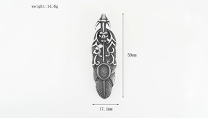 Dimensions détaillées du pendentif plume crâne gothique en acier titane avec fini rétro