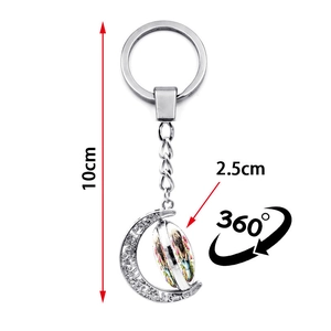 Porte-clés lune rotatif avec motif de carlin et charme pivotant à 360 degrés