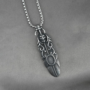 Collier avec pendentif plume tête de mort en argent vintage et chaîne perle pour homme