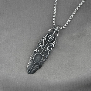 Pendentif plume tête de mort en acier titane gothique avec chaîne de style punk
