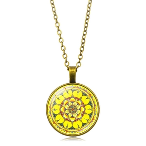 Collier avec pendentif mandala vintage en bronze et dôme en verre jaune aux motifs sacrés