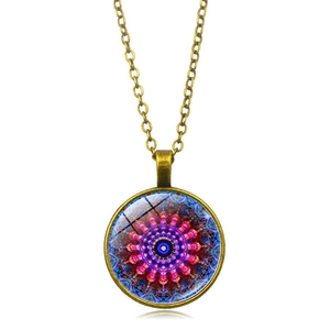 Détail du pendentif mandala vintage avec cabochon en verre et chaîne en bronze antique
