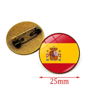 Dettaglio fronte e retro della spilla bandiera Spagna 25mm con base in bronzo antico