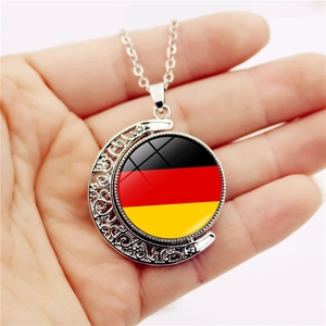 Detail van zilveren maan hanger met Duitse vlag aan een fijne zilveren schakelketting