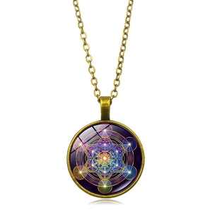 Détail du pendentif cube de Métatron en bronze avec cabochon en verre vintage