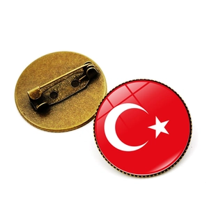Dettaglio macro della spilla bandiera Turchia con retro in metallo bronzo vintage e chiusura pin