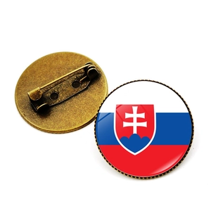 Dettaglio della spilla cabochon in vetro bandiera Slovacchia con retro in bronzo
