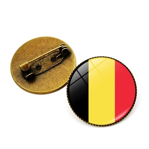 Vista dettagliata fronte e retro della spilla bandiera Belgio in vetro con base bronzo