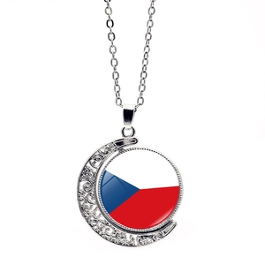 Detail van maanfase ketting met roterende Tsjechische vlag hanger en gravures op metaal