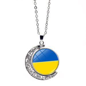 Detail van halve maan hanger ketting met Oekraïense vlag kleuren in zilveren afwerking
