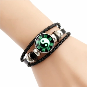 Détail du charm Yin Yang Tai Chi sur bracelet multicouche en cuir tressé pour hommes et femmes