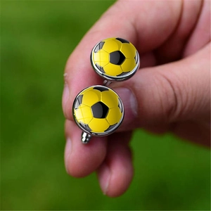 Boutons de manchette pour homme avec motif de football jaune et noir sur herbe verte