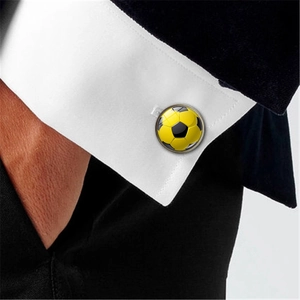 Boutons de manchette football jaunes classiques sur une chemise blanche et un costume