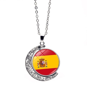 Maan hanger ketting met de vlag van Spanje en elegante gedetailleerde reliëfpatronen