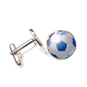 Vue détaillée des boutons de manchette football argentés avec motif bleu blanc et fermoir