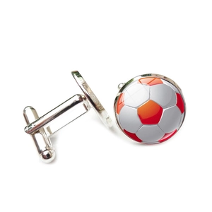 Vue détaillée de boutons de manchette football argentés avec finition dôme en verre poli